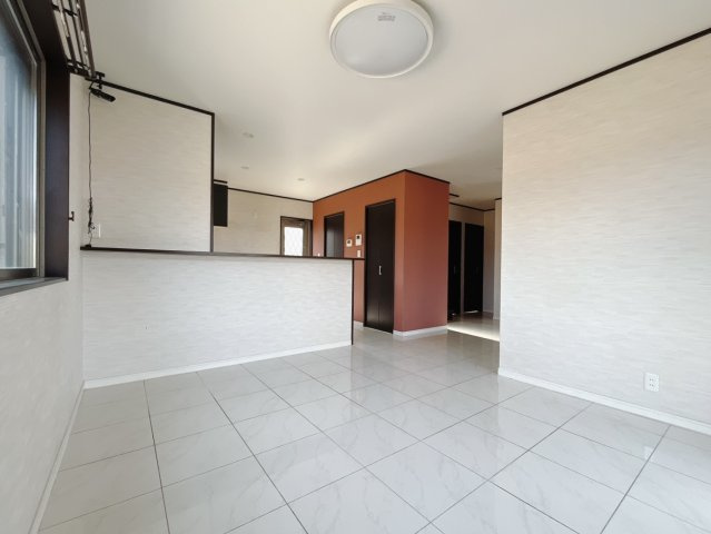 【中古戸建】邑楽郡大泉町大字寄木戸のダイニング|■ダイニング｜お料理ができたら「これ運んで～♪」と手渡しが出来ます。カウンターキッチンなのでダイニングと一体感があり、広々とした空間の中で楽しく食事やお菓子作りが出来ますね♪