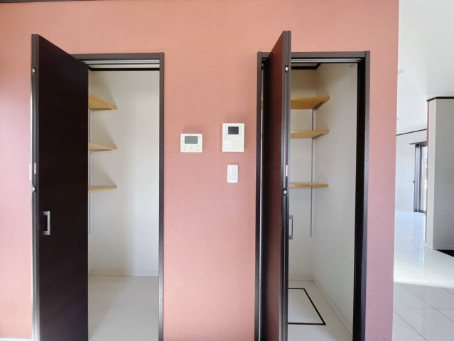 【中古戸建】邑楽郡大泉町大字寄木戸の収納|■パントリー｜「キッチンパントリー」は、お米やお野菜などの食材を保管はもちろん、普段使用しない調理器具の収納にも最適な空間です♪調味料の棚を設けて、買い置きをしまえるのもいいですね。