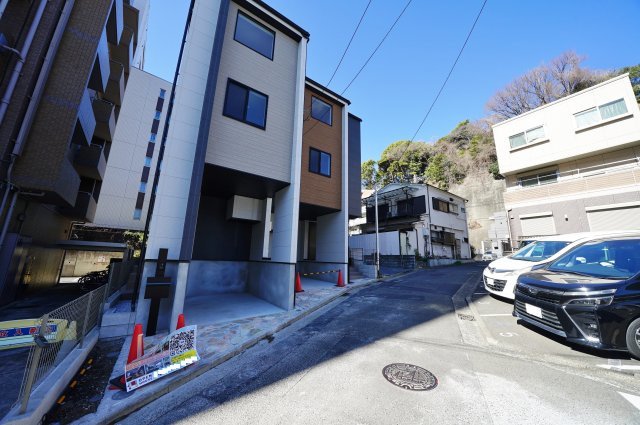 【横浜市西区浅間町2丁目105-1新築戸建て】★仲介手数料無料★（浅間台小学校・岡野中学校）の前面道路含む現地写真
