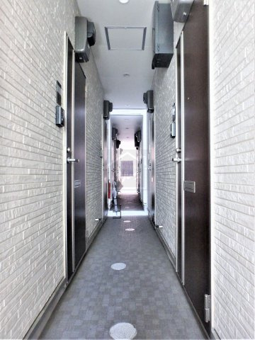 新宿区中落合４丁目のアパートのエントランス