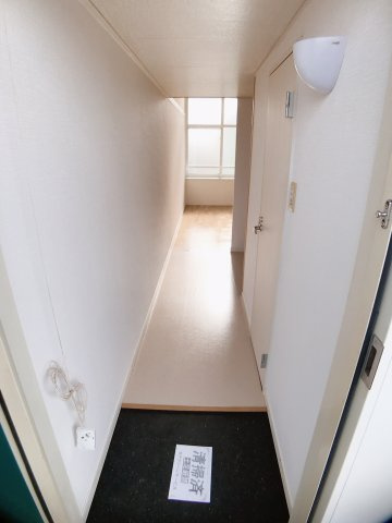 春日井市出川町２丁目のアパートの玄関