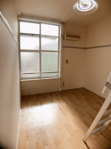 春日井市出川町２丁目のアパートの居間・リビング