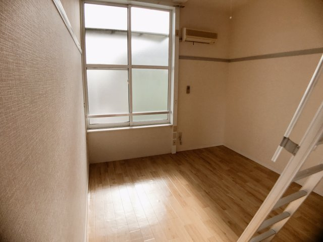 春日井市出川町２丁目のアパートの居間・リビング