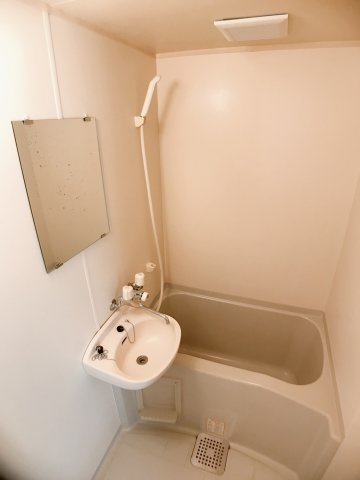 春日井市出川町２丁目のアパートの浴室
