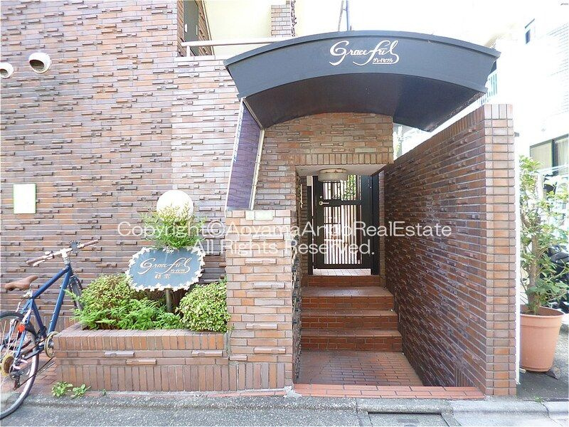 グレイセフル経堂のエントランス