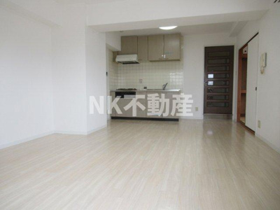 【居間・リビング】 | ルルド今米（吉田賃貸） | こちらのリビングで趣味の時間をお楽しみください