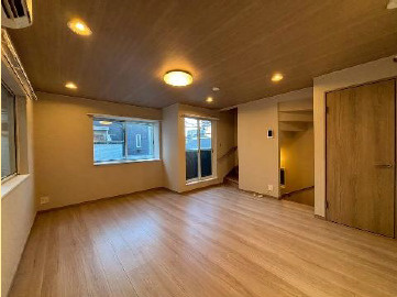 中野区本町1丁目　中古戸建の居間・リビング|現地写真

現地ご見学希望・資料請求などお気軽にお問い合わせ下さい！
03-5990-5201