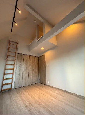 中野区本町1丁目　中古戸建の洋室|現地写真

現地ご見学希望・資料請求などお気軽にお問い合わせ下さい！
03-5990-5201