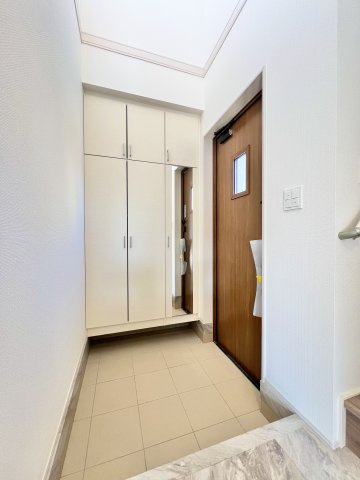 中央区馬郡町　3棟　1期　3号棟の玄関|玄関には、身だしなみチェックに便利な鏡付き収納があります。