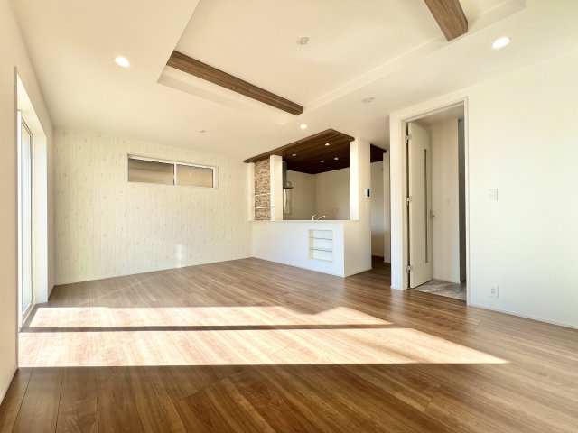 中央区馬郡町　3棟　1期　3号棟の居間・リビング|大きな窓からたっぷりの陽射しが差し込む、明るく開放的なリビングです♪