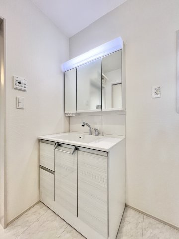 中央区馬郡町　3棟　1期　3号棟の独立洗面台|清潔感あふれる、明るく使いやすい洗面台です！