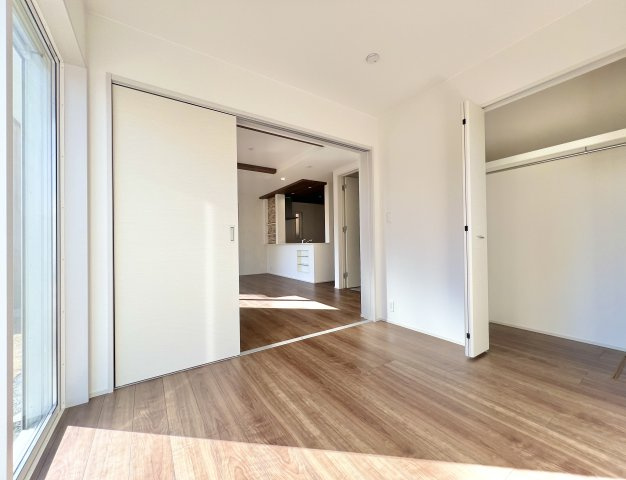 中央区馬郡町　3棟　1期　3号棟の洋室|LDKにつながる約4.5帖の洋室です。