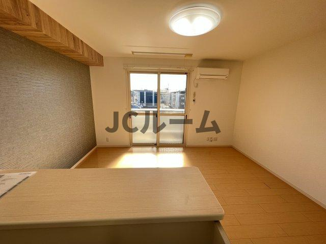 グランブルーの居間・リビング|反転タイプの部屋の写真です