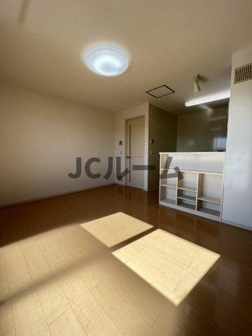 グランブルーの居間・リビング|反転タイプの部屋の写真です