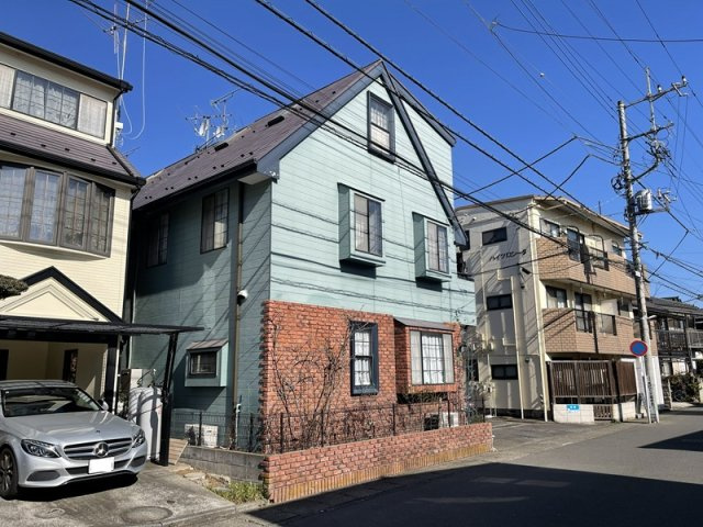 【前面道路含む現地写真】 | 京王稲田堤駅徒歩４分　売地（中古戸建としても検討可能） | 現況建物あり（中古住宅としてもご検討可能）
陽当たり良好！