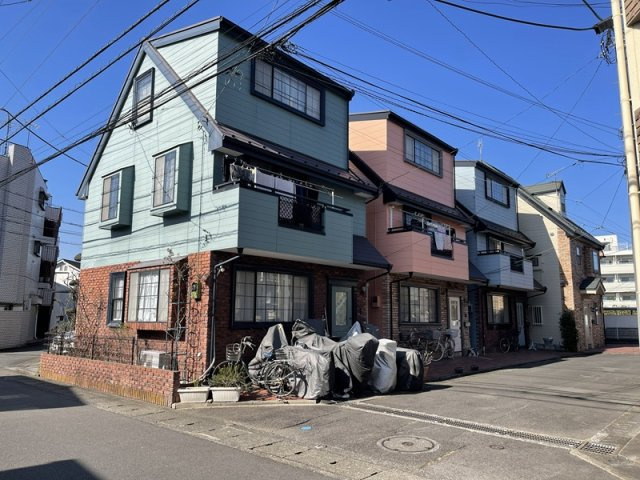 【前面道路含む現地写真】 | 京王稲田堤駅徒歩４分　売地（中古戸建としても検討可能） | 現況建物あり（中古住宅としてもご検討可能）
陽当たり良好！