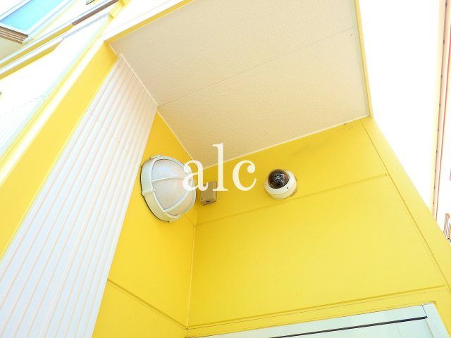 ソフィアパピヨンのセキュリティ|エントランス上部に24時間防犯カメラ付き