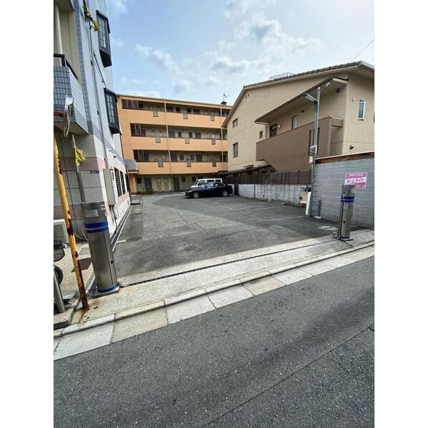 メゾンクレストの駐車場