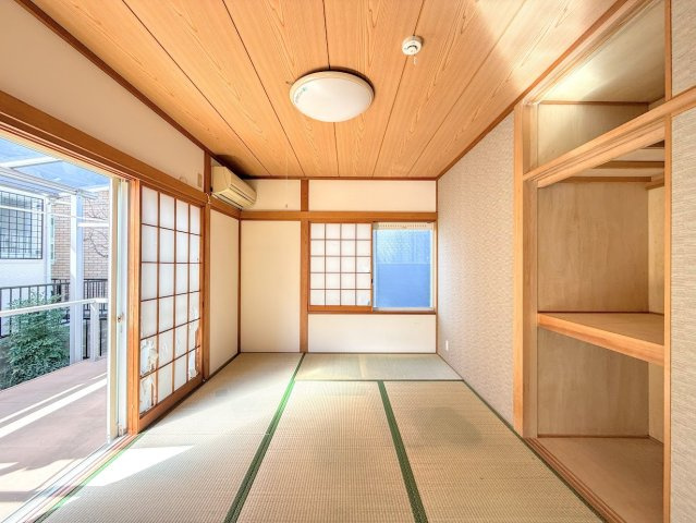 泉区桂坂中古戸建の和室|◆柔らかい陽光が差し込む明るいお部屋を演出する設計。彩光の取れる窓が気持ちの良いお部屋を創り上げます。
