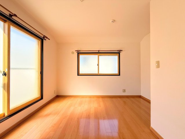 泉区桂坂中古戸建の洋室|◆室内はいつも明るい印象なので気持ちの良い朝を迎えられます。各部屋にはクローゼットを完備しており、収納が多いお家はすっきりして快適空間です。
