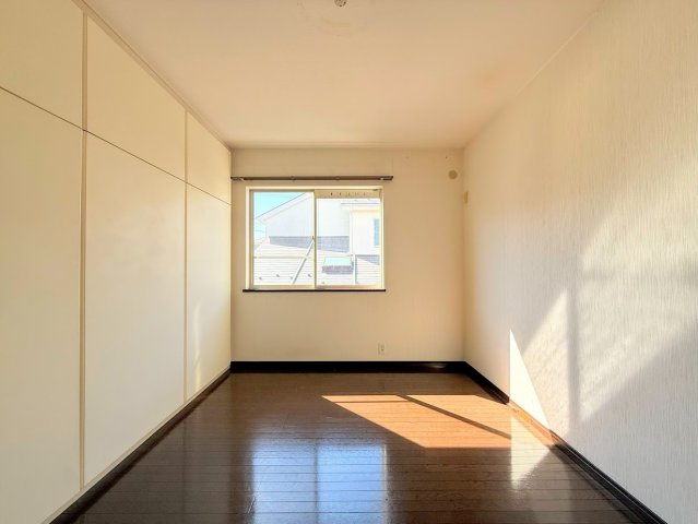 泉区桂坂中古戸建の洋室|◆気持ちの良い風が室内へ入り込む居室。家具を配置しても広々ご利用いただける快適空間。
