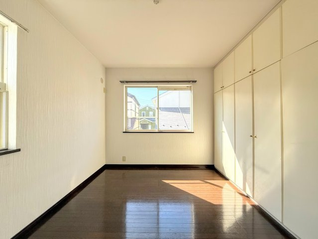 泉区桂坂中古戸建の洋室|◆子どものスタディ空間として、あるいは書斎やホビールームとして生活スタイルに合わせて使えるプライベートルーム。居心地のいい落ち着いたインテリアが似合います。
