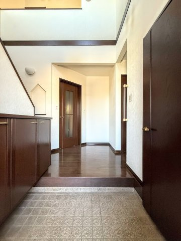 泉区桂坂中古戸建の玄関|◆明るい玄関です！散らかりやすい玄関もスッキリする大容量のシューズボックス付き。
