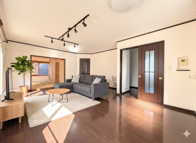 泉区桂坂中古戸建の居間・リビング|◆ご家族の会話がはずむ、開放的なＬＤＫです。休日はお陽さまの光をたっぷりととりこめるぽかぽかリビングで過ごしませんか？
