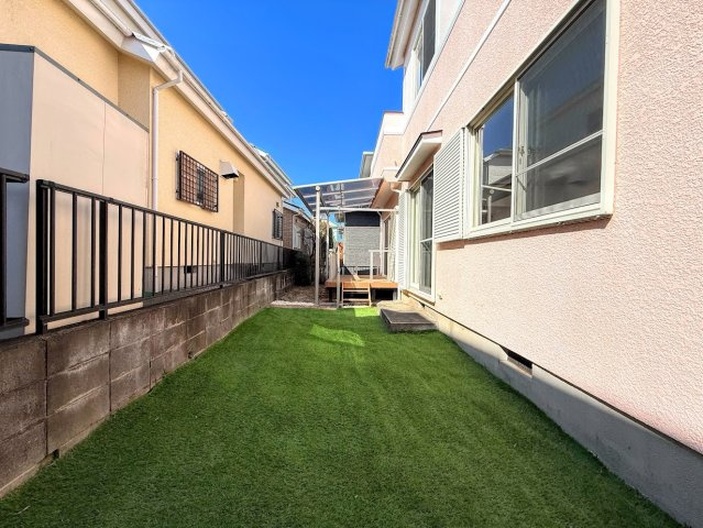 泉区桂坂中古戸建の庭|◆陽あたりの取れた大きなお庭が本物件の特徴です。ウッドデッキやタイルテラス等、ライフスタイルに合わせて可変可能なため、夢が膨らみますね。
