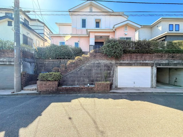 泉区桂坂中古戸建の外観|◆一戸建てを中心とした街並みが整然と続き、周辺は高い建物が建っていないので、緑の多い閑静な趣を感じる環境です。街並みや周辺環境も重要なポイントです！！
