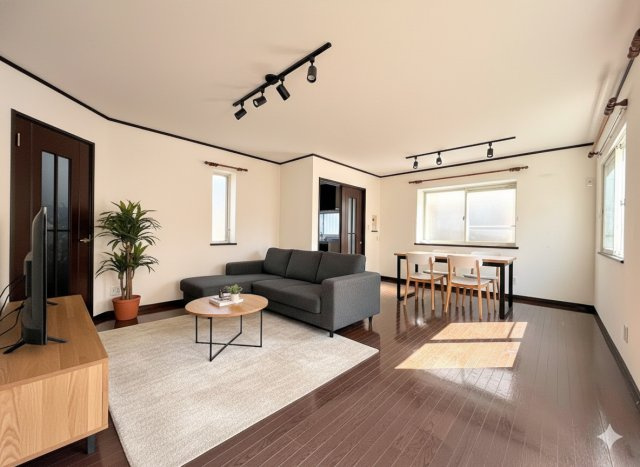 泉区桂坂中古戸建の居間・リビング|◆一家だんらんのスペースとなるＬＤＫ。窓から明るい光が差し込み、思わず家族の会話も弾む快適な空間。
(家具はイメージです)