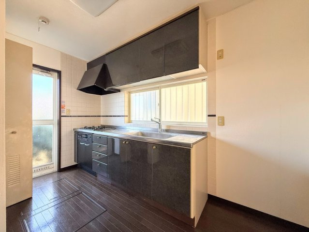 泉区桂坂中古戸建のキッチン|◆デザイン性と機能性を兼ね備えたキッチンです。リビングスペースとの一体感が生まれ、広々空間を演出してくれます。
