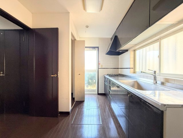 泉区桂坂中古戸建のキッチン|◆ご家族皆さんで調理ができる位のスペースを実現したキッチン空間となっております。みんなで作った料理を召し上がりながらの会話は、どのような物になるのでしょうか。
