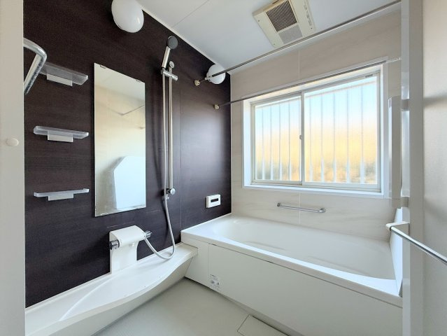 泉区桂坂中古戸建の浴室|◆お子様と一緒にバスタイムを楽しめる広々空間。浴室乾燥機付で心地よいバスタイムを実現します。
