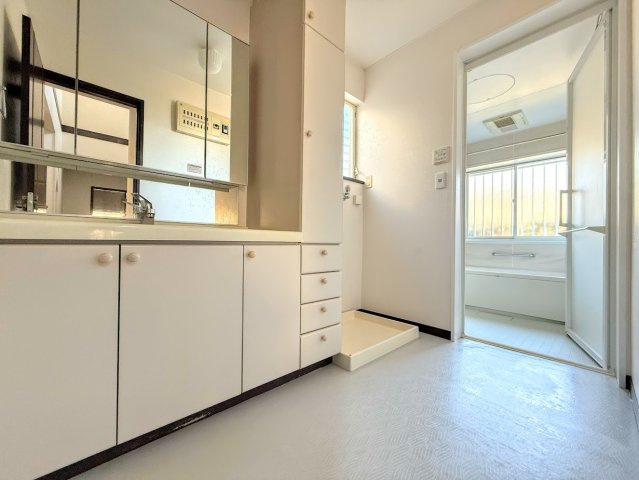 泉区桂坂中古戸建の独立洗面台|◆毎日使う場所だから、機能的で使いやすさに配慮したパウダールーム。すっきりと使えるように収納も豊富にご用意しています。
