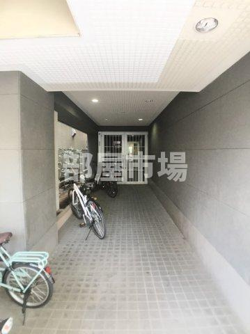 パールピアスのエントランス