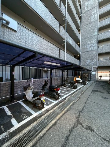 朝日プラザαポート神戸の駐車場