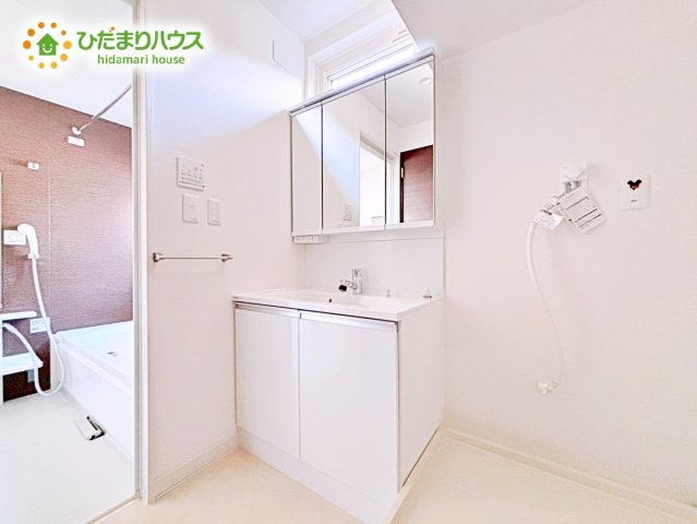 【独立洗面台】 | ひたちなか市松戸町1丁目　中古戸建 | ゆとりの洗面スペースで朝の身支度も快適スムーズに。３面鏡で髪のセットやお化粧もストレスなくこなせ、朝から気分良く通勤通学に向かえそうですね！