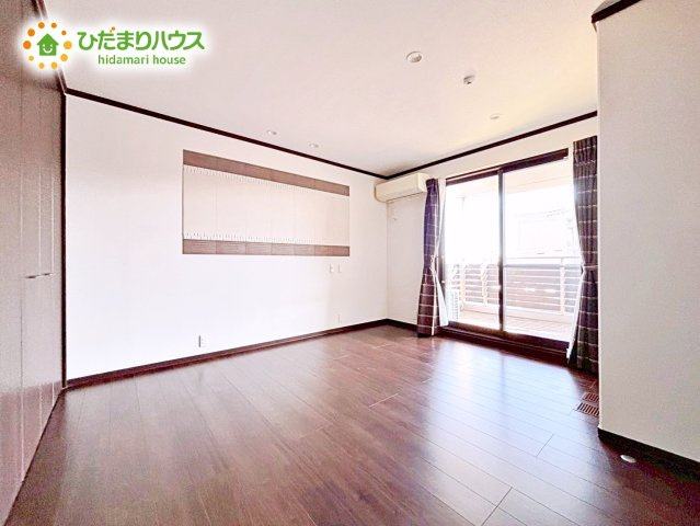 【寝室】 | ひたちなか市松戸町1丁目　中古戸建 | 通風・採光にも優れ、心地よい光と風があふれています。 贅沢といえるほどの豊かな居住性と、プライドを満たすクオリティが見事に調和した住空間。