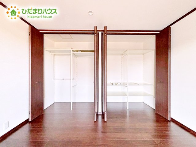 【収納】 | ひたちなか市松戸町1丁目　中古戸建 | ゆとりのあるクローゼットが付いているので、お部屋もスッキリ片付き、朝の身支度もスムーズにできます。バルコニーと繋がるお部屋ですのでお布団などの大きな洗濯物もそのまま干して便利♪