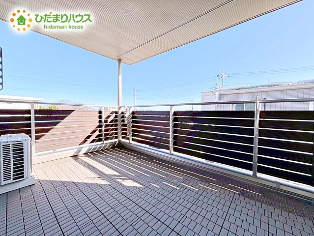 【バルコニー】 | ひたちなか市松戸町1丁目　中古戸建 | 広々としたバルコニーは、大量の洗濯物を干しても余裕！お布団だって、家族全員分をいっきに干せますね(^O^)