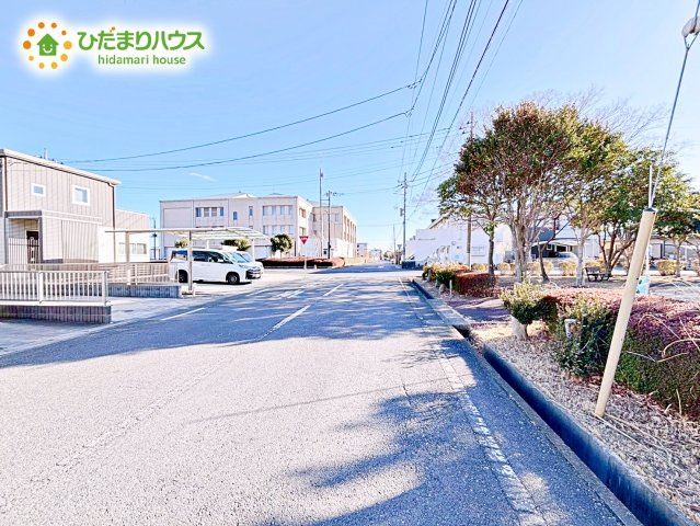 【前面道路含む現地写真】 | ひたちなか市松戸町1丁目　中古戸建 | 前面道路は8ｍあるため、駐車もすれ違いも楽々♪広いに越したことはありません！