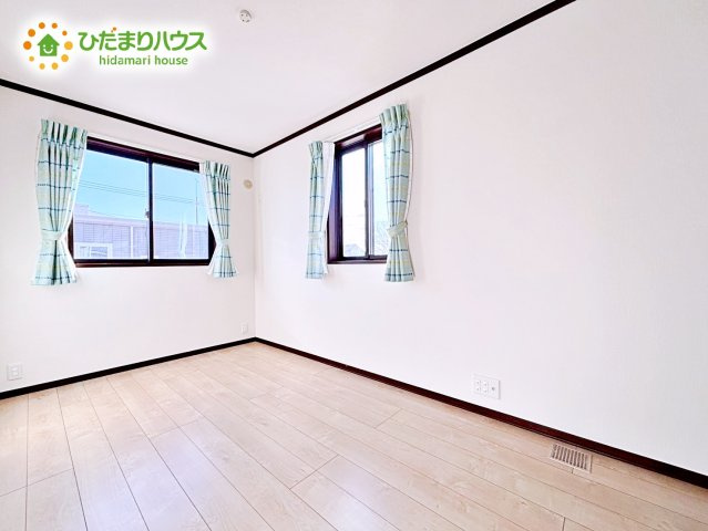 【洋室】 | ひたちなか市松戸町1丁目　中古戸建 | 2面採光を確保した明るい室内は、風通しも良く、大変居心地の良い空間となっております。