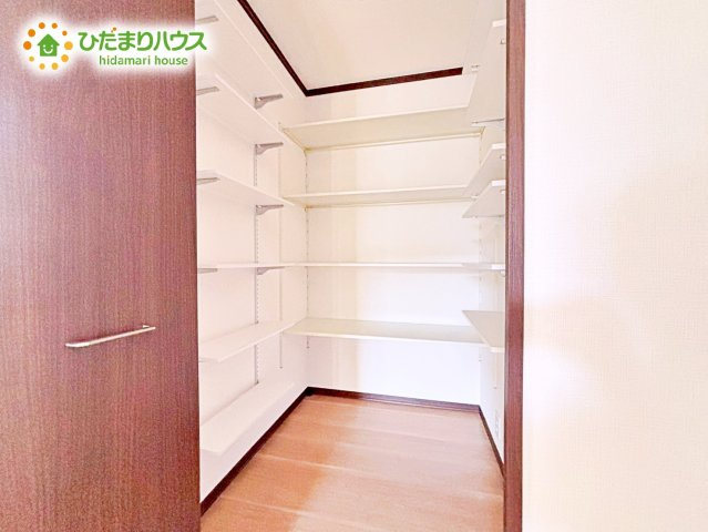 【収納】 | ひたちなか市松戸町1丁目　中古戸建 | 大きな段ボールやタンスなどを収納できる納戸を完備