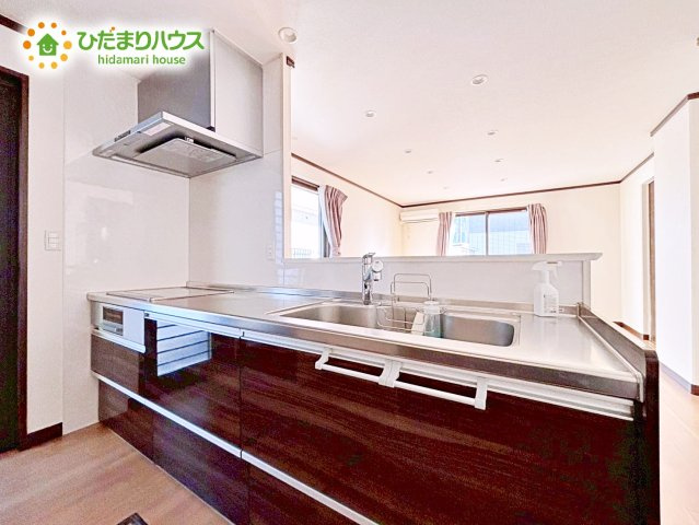 【キッチン】 | ひたちなか市松戸町1丁目　中古戸建 | システムキッチンは、奥の物まで取り出しやすい引出しタイプを採用。背の高い鍋や取っ手の長いフライパンまで、スッキリ収納できます。