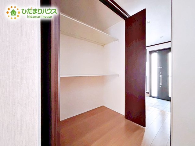 【収納】 | ひたちなか市松戸町1丁目　中古戸建 | 1階の廊下収納は掃除機や買い溜めしたい日用品をしまうのに便利です！