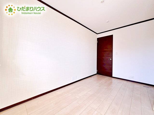 【洋室】 | ひたちなか市松戸町1丁目　中古戸建 | 家族一人ひとりの大切なプライベート空間。趣味に合わせて使って頂けるようシンプルに仕上げてあります。暮らし心地を大きく左右する収納を、適材適所に配置し使い勝手を考慮しました。