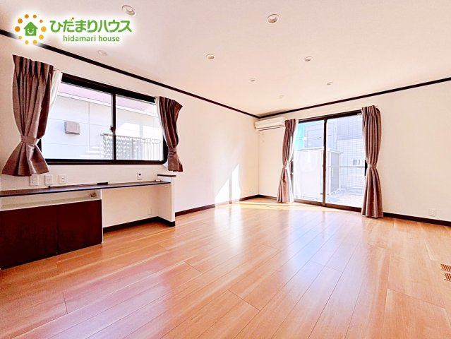 【居間・リビング】 | ひたちなか市松戸町1丁目　中古戸建 | お子様の勉強机にも、ママの家事の場所にも・・用途いろいろスタディーカウンター完備☆彡