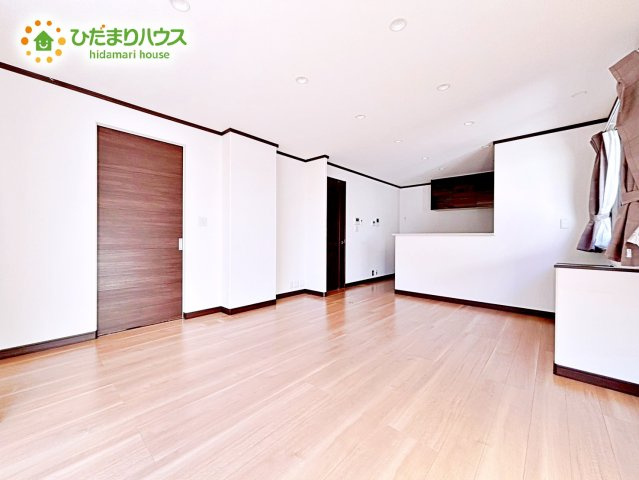 【居間・リビング】 | ひたちなか市松戸町1丁目　中古戸建 | おもちゃを広げてもゆとりのあるリビングは、お子様の成長を見守っていく、大切な空間です♪