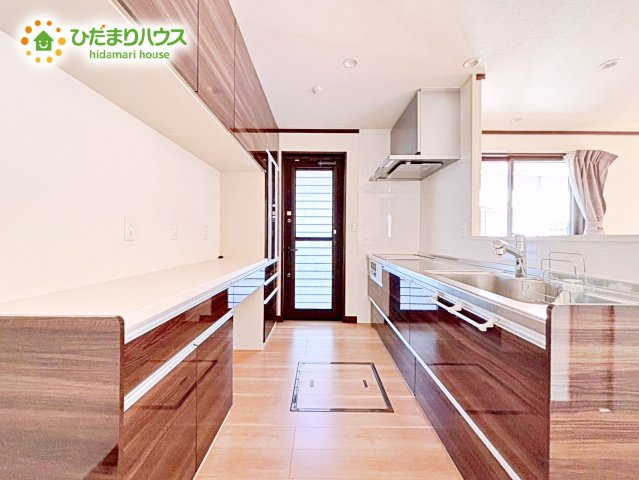 【キッチン】 | ひたちなか市松戸町1丁目　中古戸建 | 造付けの収納は大きな地震でも扉が開かないよう設計されているので安心です